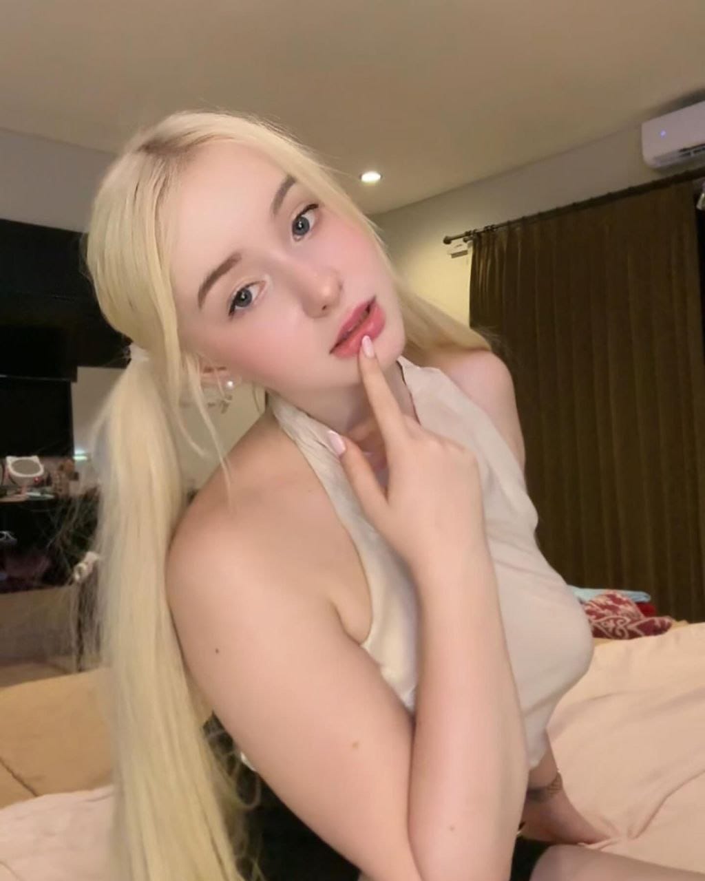 photo 6280740804377037833 y