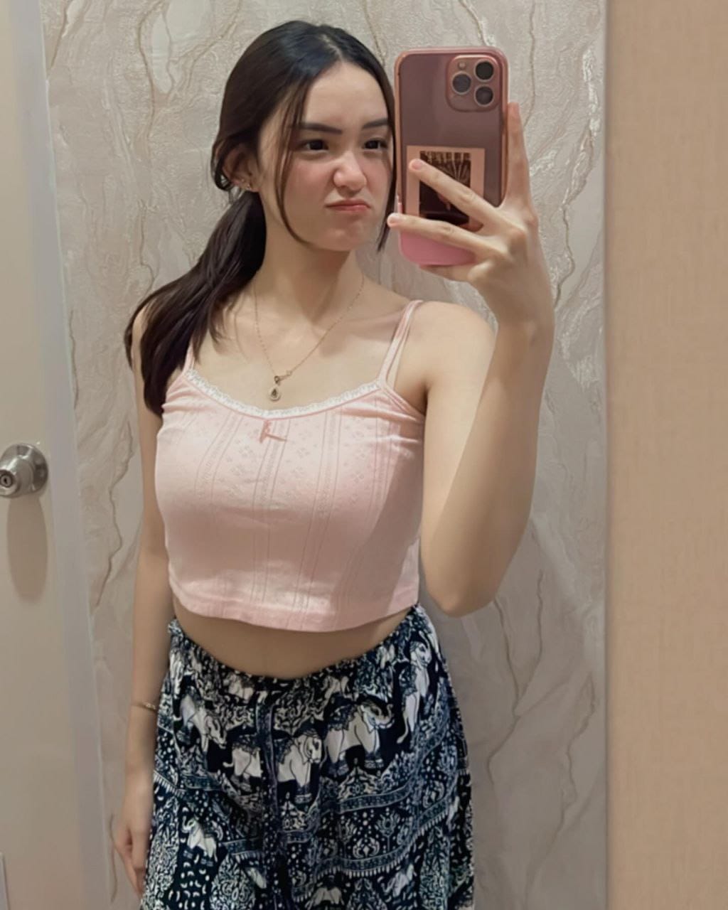 photo 6086726892414681322 y 1